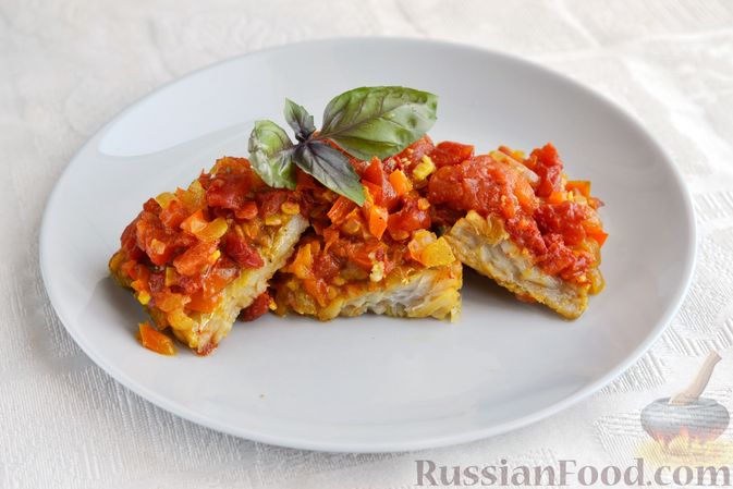 Фото приготовления рецепта: Рыба, запечённая под соусом из сладкого перца и помидоров - шаг №18
