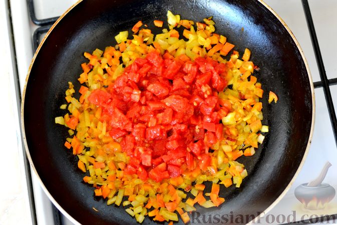 Фото приготовления рецепта: Рыба, запечённая под соусом из сладкого перца и помидоров - шаг №10