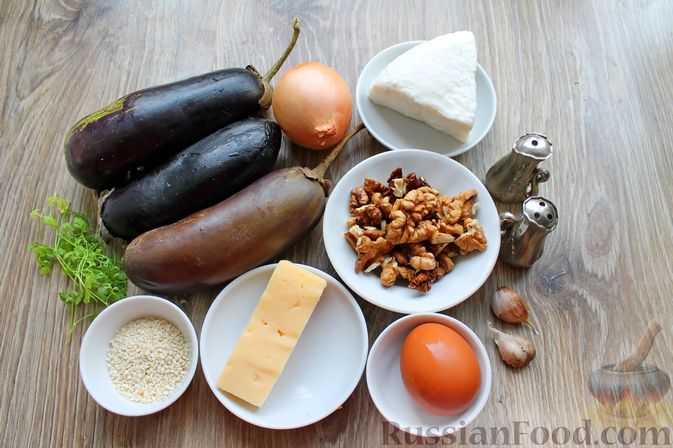 Фото приготовления рецепта: Баклажаны, фаршированные сыром и орехами - шаг №1