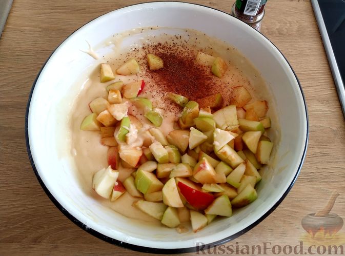 Фото приготовления рецепта: Маффины на кефире, с яблоками, овсяными хлопьями и корицей - шаг №5