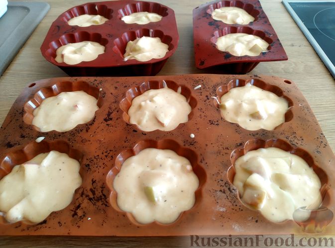 Фото приготовления рецепта: Маффины на кефире, с яблоками, овсяными хлопьями и корицей - шаг №6