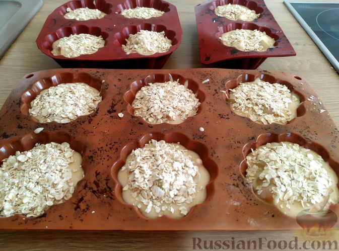 Фото приготовления рецепта: Маффины на кефире, с яблоками, овсяными хлопьями и корицей - шаг №7