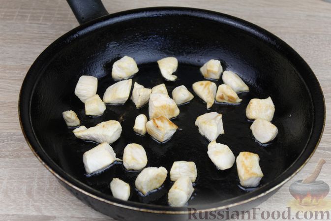 Фото приготовления рецепта: Макароны с курицей, сладким перцем и сыром (на сковороде) - шаг №3