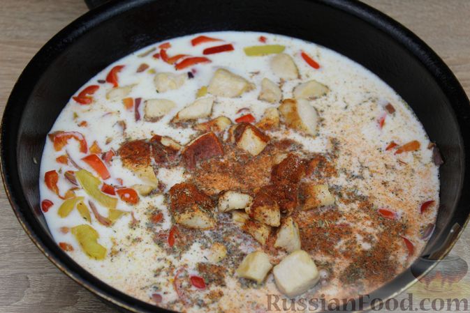 Фото приготовления рецепта: Макароны с курицей, сладким перцем и сыром (на сковороде) - шаг №7