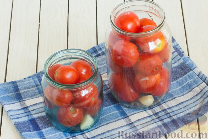 Фото приготовления рецепта: Помидоры в томатном соке на зиму - шаг №6