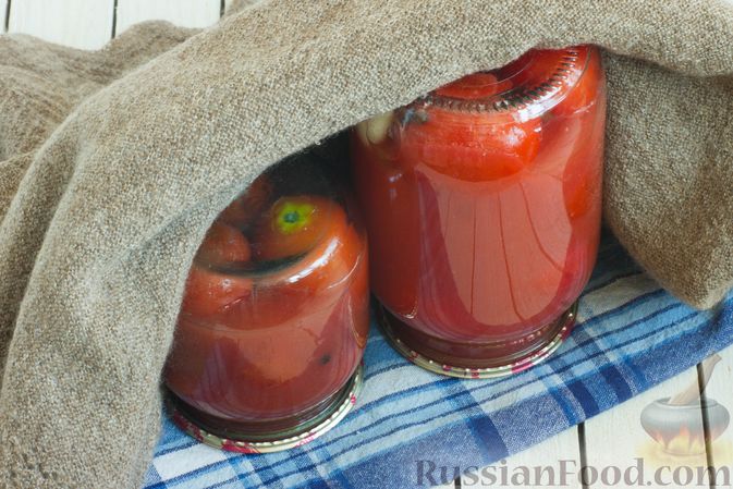 Фото приготовления рецепта: Помидоры в томатном соке на зиму - шаг №9