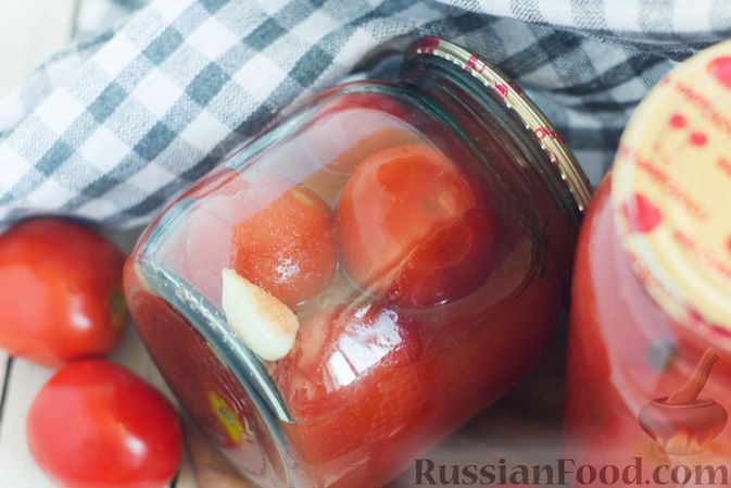 Фото приготовления рецепта: Помидоры в томатном соке на зиму - шаг №10
