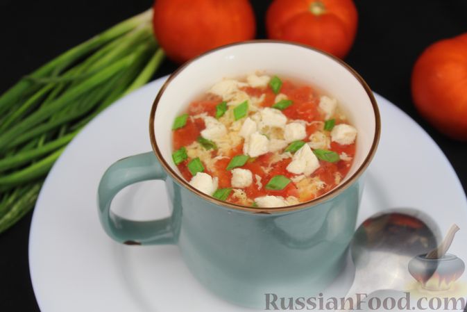 Фото приготовления рецепта: Куриный суп с помидорами и яйцами - шаг №10