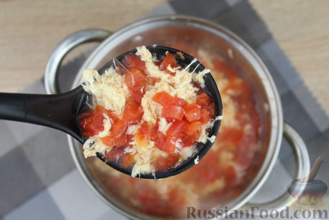 Фото приготовления рецепта: Куриный суп с помидорами и яйцами - шаг №8