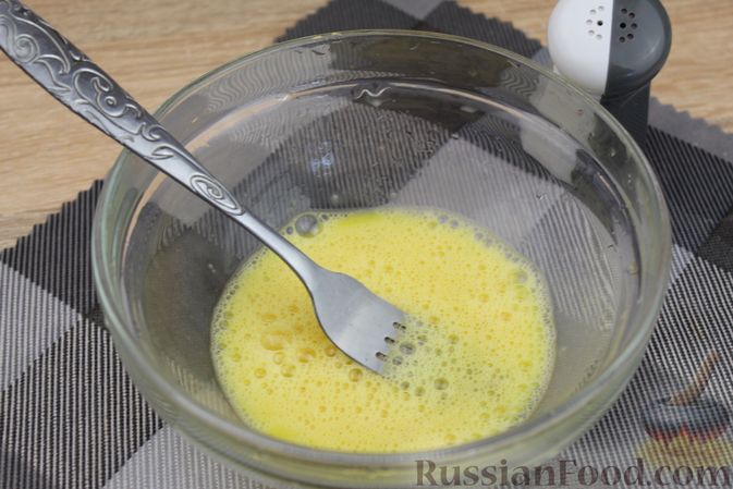Фото приготовления рецепта: Куриный суп с помидорами и яйцами - шаг №7