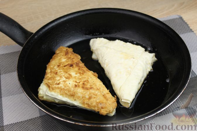 Фото приготовления рецепта: Треугольнички из лаваша с ветчиной, помидорами и сыром - шаг №11