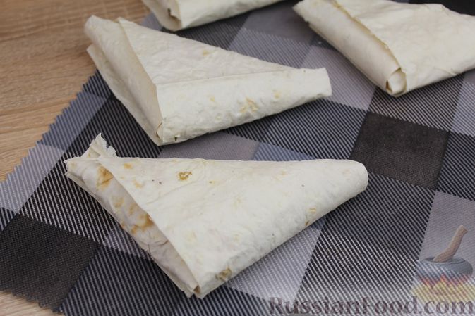 Фото приготовления рецепта: Треугольнички из лаваша с ветчиной, помидорами и сыром - шаг №9