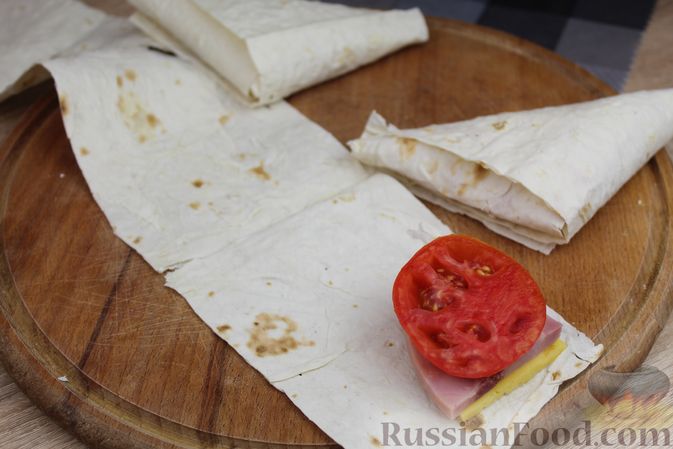 Фото приготовления рецепта: Треугольнички из лаваша с ветчиной, помидорами и сыром - шаг №6