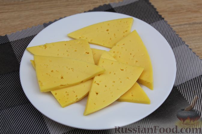 Фото приготовления рецепта: Треугольнички из лаваша с ветчиной, помидорами и сыром - шаг №2