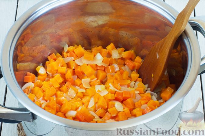 Фото приготовления рецепта: Салат из моркови с болгарским перцем, на зиму (без уксуса) - шаг №6