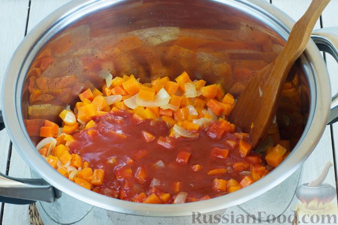 Фото приготовления рецепта: Салат из моркови с болгарским перцем, на зиму (без уксуса) - шаг №8