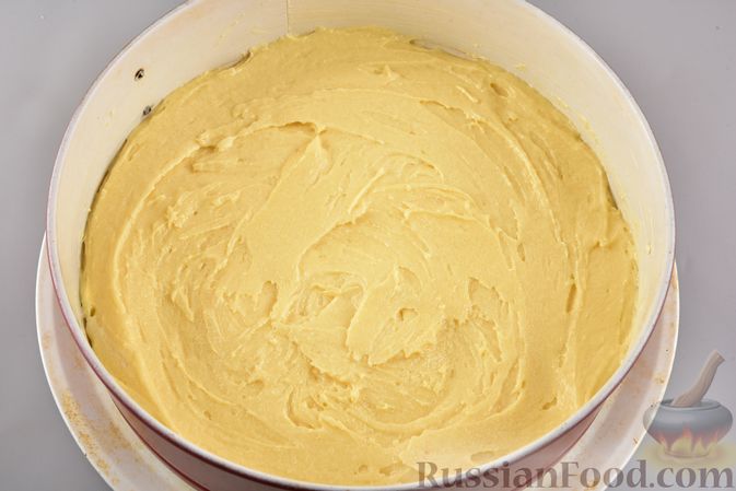 Фото приготовления рецепта: Песочный пирог со сливами и корицей - шаг №7