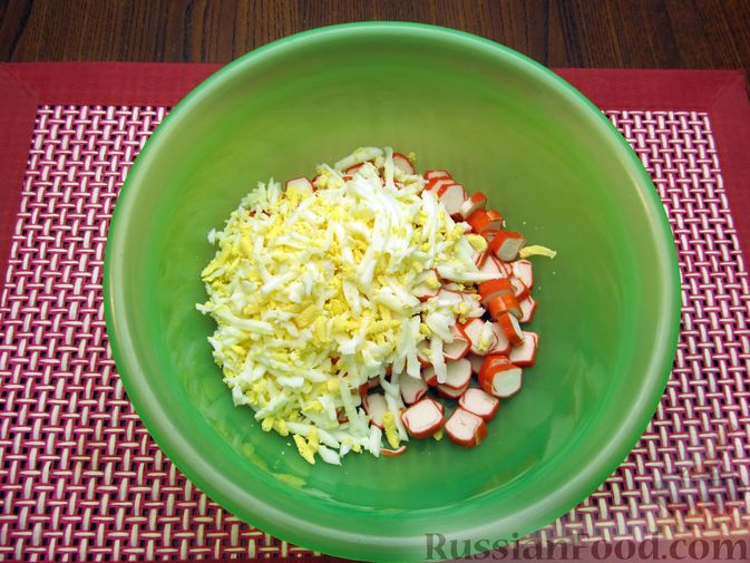 Фото приготовления рецепта: Салат со свёклой, крабовыми палочками и сыром - шаг №5
