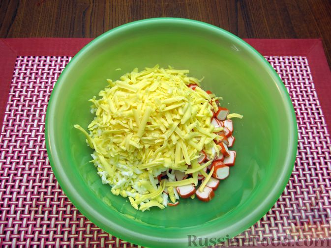 Фото приготовления рецепта: Салат со свёклой, крабовыми палочками и сыром - шаг №6