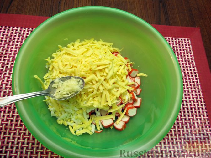 Фото приготовления рецепта: Салат со свёклой, крабовыми палочками и сыром - шаг №7