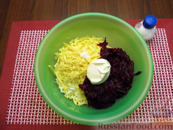 Фото приготовления рецепта: Салат со свёклой, крабовыми палочками и сыром - шаг №9