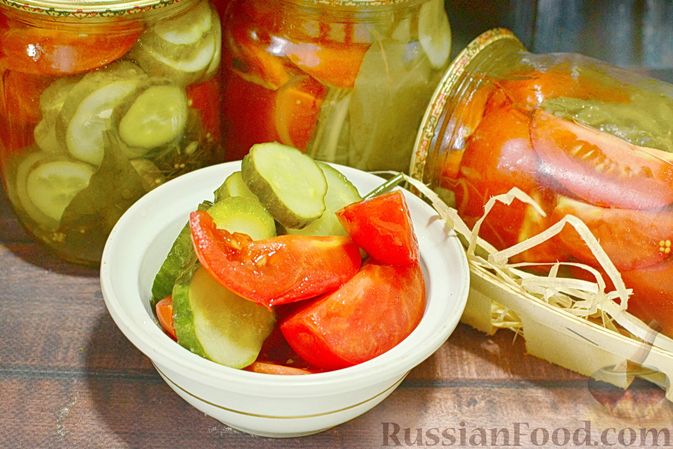 Фото к рецепту: Салат из помидоров и огурцов (на зиму)