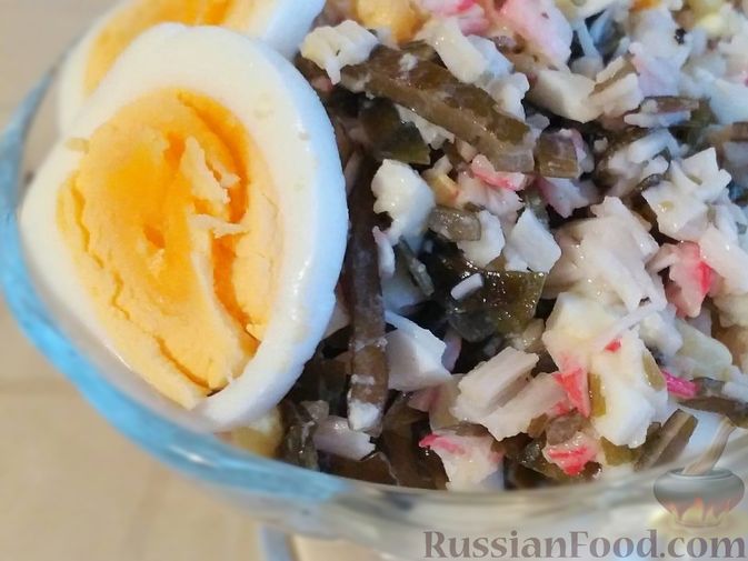 Фото к рецепту: Салат из крабовых палочек, яиц и морской капусты