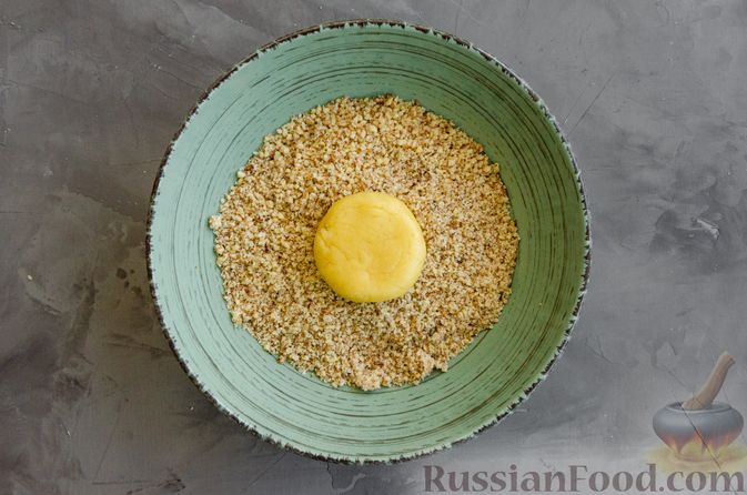 Фото приготовления рецепта: Медовое песочное печенье с грецкими орехами - шаг №8