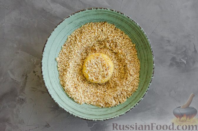 Фото приготовления рецепта: Медовое песочное печенье с грецкими орехами - шаг №9