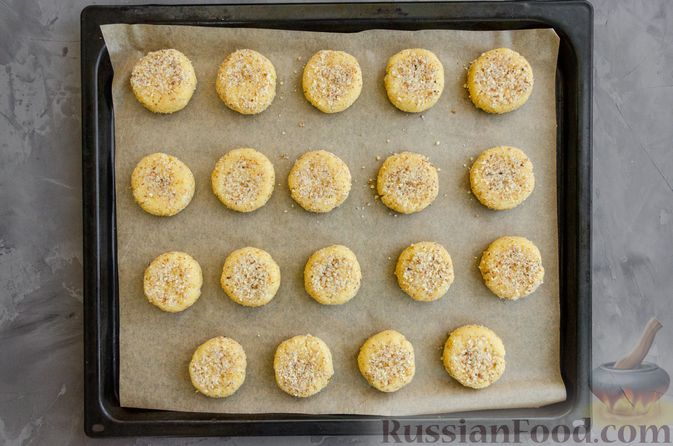 Фото приготовления рецепта: Медовое песочное печенье с грецкими орехами - шаг №10