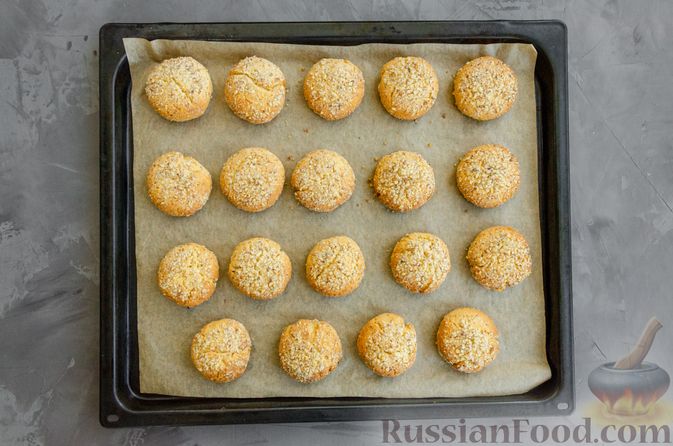 Фото приготовления рецепта: Медовое песочное печенье с грецкими орехами - шаг №11