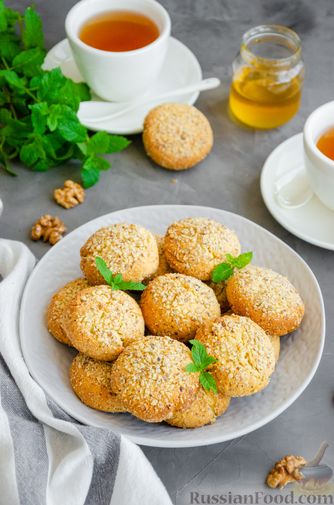 Фото приготовления рецепта: Медовое песочное печенье с грецкими орехами - шаг №12