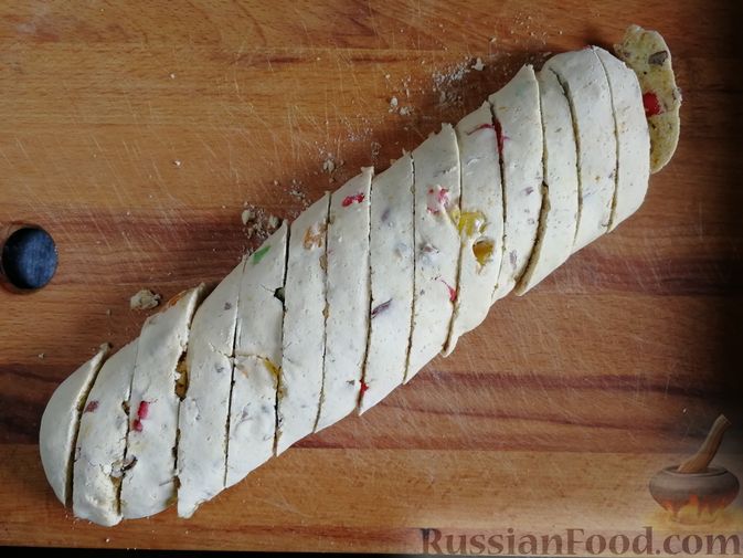 Фото приготовления рецепта: Печенье кантучини с орехами и цукатами - шаг №10