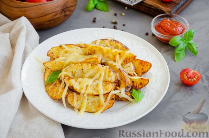 Фото к рецепту: Запечённый картофель со сметаной и сыром