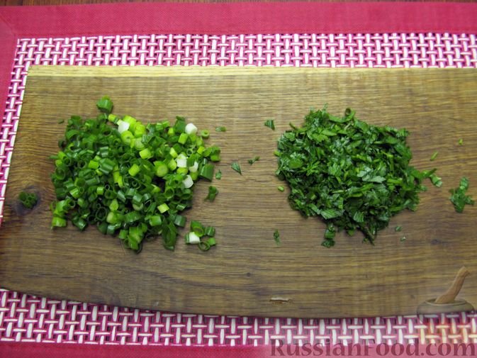 Фото приготовления рецепта: Салат с печенью, яблоками и зеленью - шаг №4