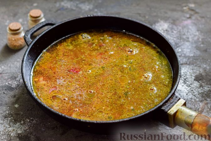 Фото приготовления рецепта: Пряный свекольный крем-суп с обжаренным нутом - шаг №10