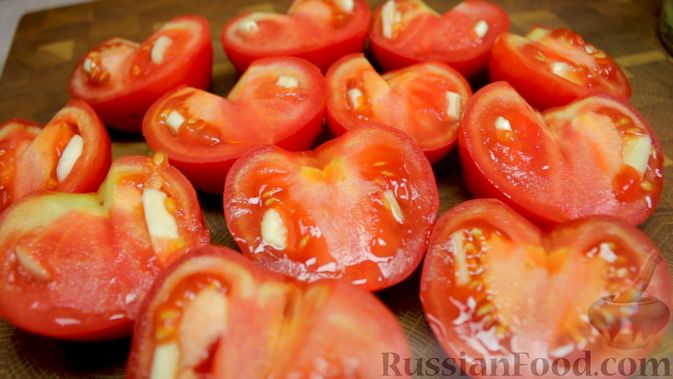 Фото приготовления рецепта: Закуска из томатов по-астрахански - шаг №6
