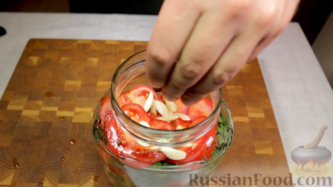 Фото приготовления рецепта: Закуска из томатов по-астрахански - шаг №8