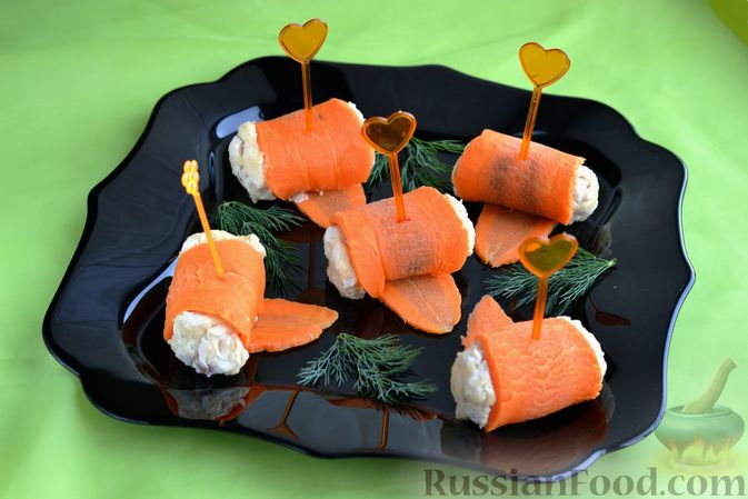 Фото к рецепту: Рулетики из моркови с курицей и сыром