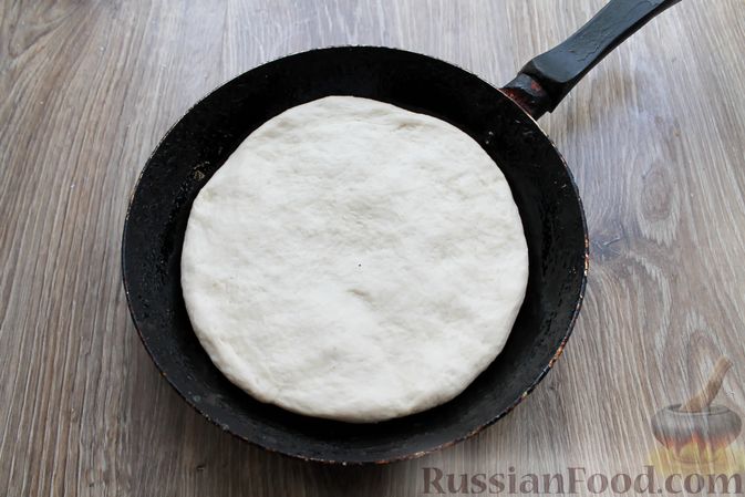 Фото приготовления рецепта: Дрожжевой хлеб на сковороде - шаг №11