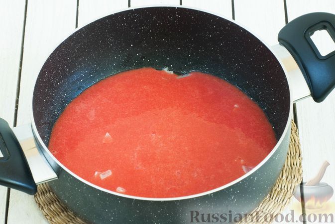 Фото приготовления рецепта: Овощной суп с помидорами, шампиньонами и кукурузой - шаг №6