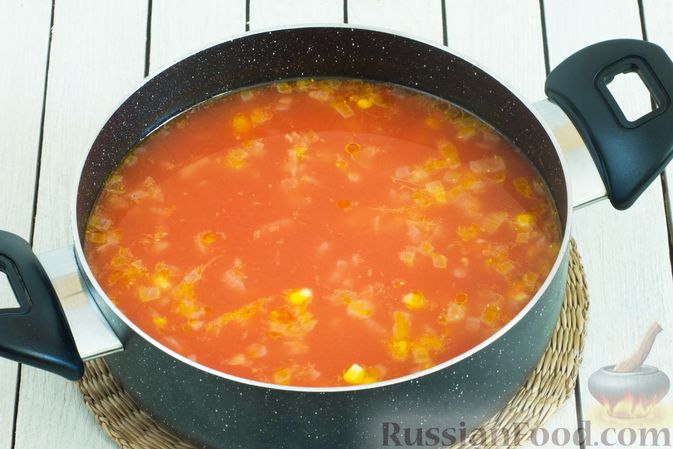 Фото приготовления рецепта: Овощной суп с помидорами, шампиньонами и кукурузой - шаг №9