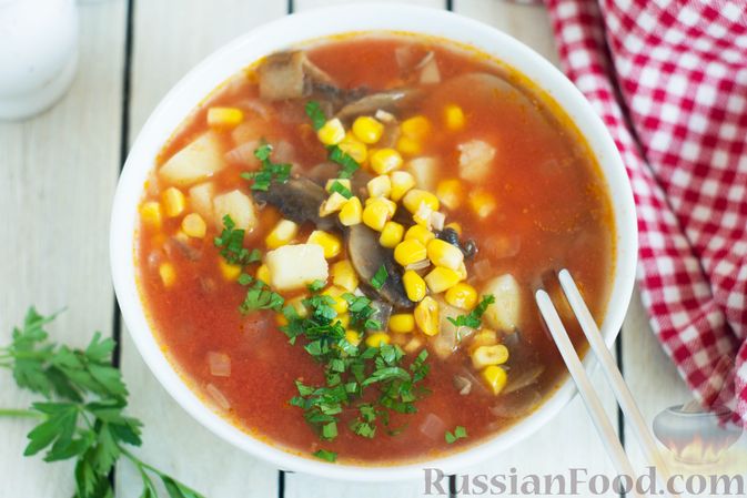 Фото приготовления рецепта: Овощной суп с помидорами, шампиньонами и кукурузой - шаг №14