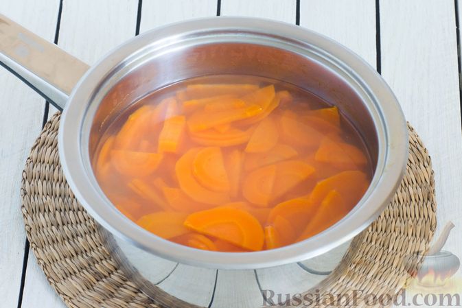 Фото приготовления рецепта: Острая закуска из моркови, в маринаде из лимонного сока, оливкового масла и пряностей - шаг №3