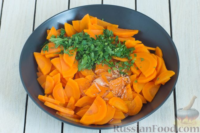 Фото приготовления рецепта: Острая закуска из моркови, в маринаде из лимонного сока, оливкового масла и пряностей - шаг №4