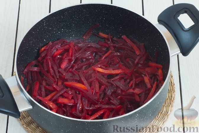 Фото приготовления рецепта: Овощное рагу со свёклой, маринованными огурцами и картофелем - шаг №6