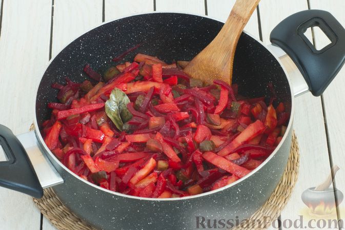Фото приготовления рецепта: Овощное рагу со свёклой, маринованными огурцами и картофелем - шаг №9