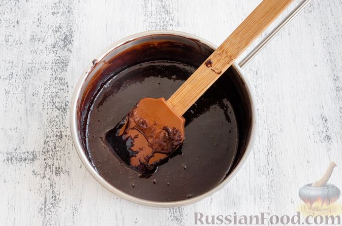Фото приготовления рецепта: Шоколадный пирог со свёклой - шаг №14
