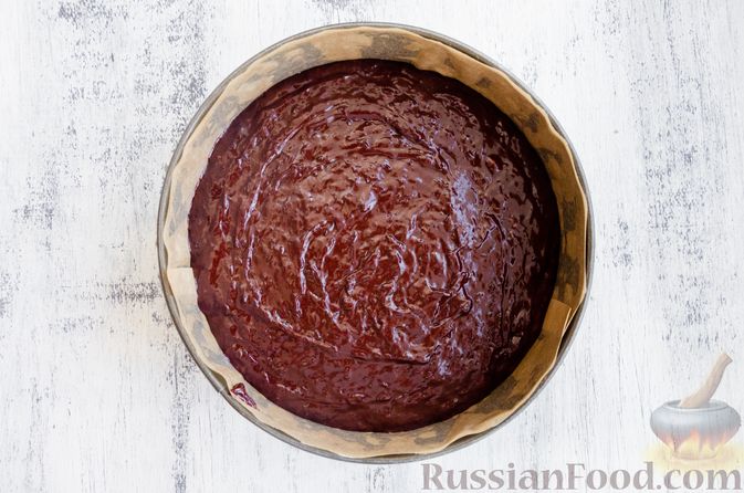 Фото приготовления рецепта: Шоколадный пирог со свёклой - шаг №10