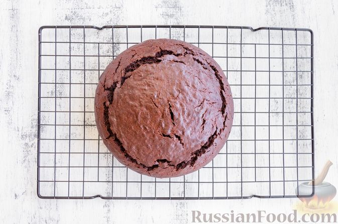 Фото приготовления рецепта: Шоколадный пирог со свёклой - шаг №11